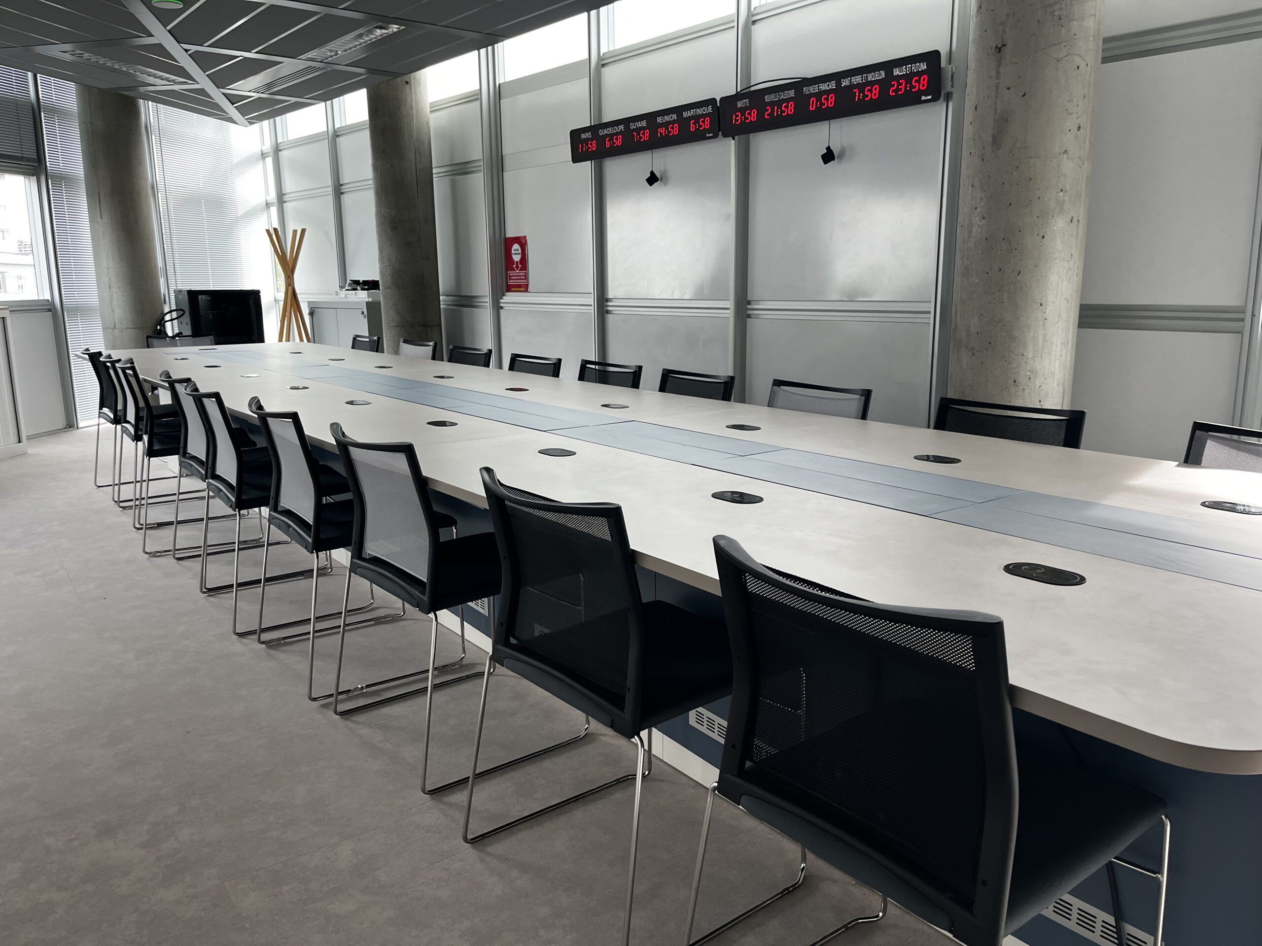 Crisis room table - TV channel